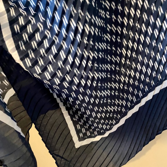 Elegant Blue & White Satin Shawl - Picture 4 of 4